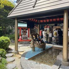 さるぼぼ神社の中