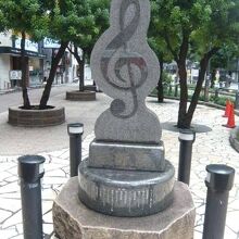 サンシャイン通りの中間には、音符を形造った像が置かれています