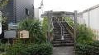 階段がかなり急なので足元には注意が必要です