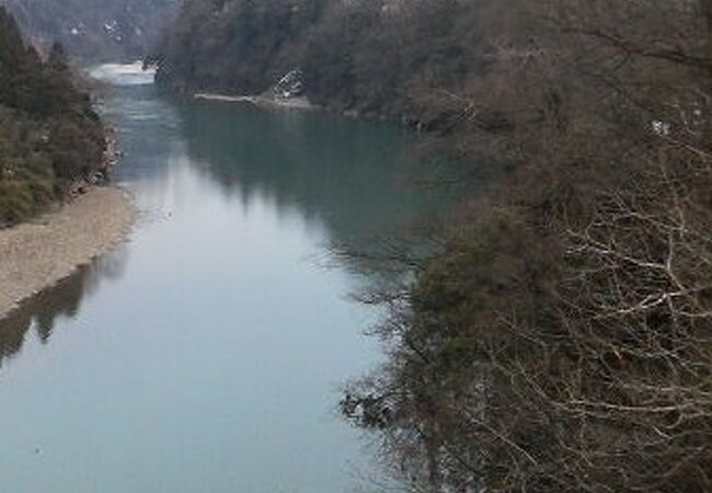 高山本線沿いや富山市内で迫力の渓谷美を見せてくれる川です