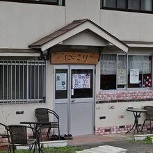 看板など手作り感満載の外観