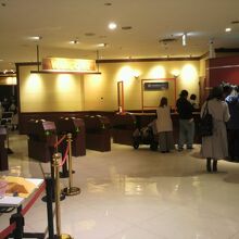 興味をもってチケットを購入する人が、多数、並んでいます。