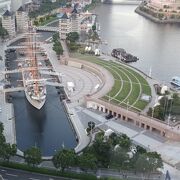 帆船日本丸を、ぐるっと取り囲むような構造の公園です。