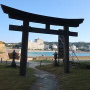 白良浜の隣の森にある神社