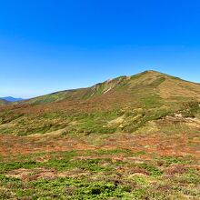 東栗駒コースの見晴らし場から栗駒山を望む