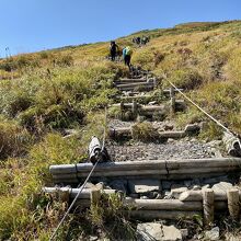 栗駒山への最後の直登は階段