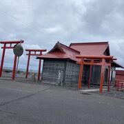 海際にぽつんと佇む神社