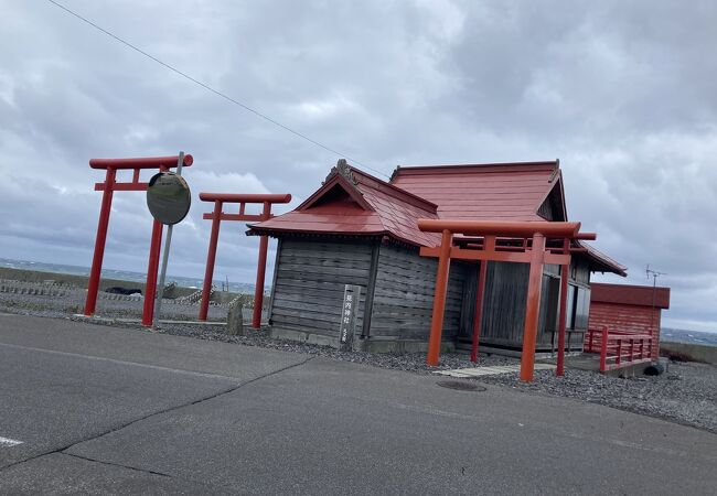 海際にぽつんと佇む神社