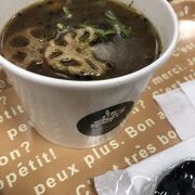 エスターの1階にありました、スープはご飯とセットのもあって単体もありました。スパイシーで大変おいしかったのでお勧めします