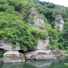 不思議な岩が並んでいます