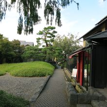 北斎館の前