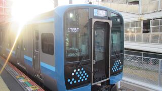 新型の電車が走る