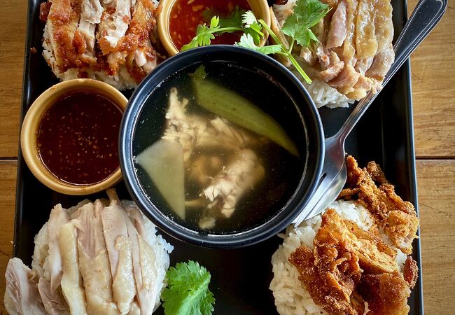 ４種類のカオマンガイが一度に味わえるお店（ジュブジュブカオマンガイ／BTSアリー駅）