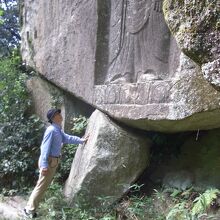 摩崖仏の大きさが分かり易いように人物を