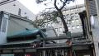 ビルの間の趣のある神社