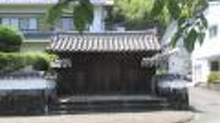 見応えのある大きな門です。