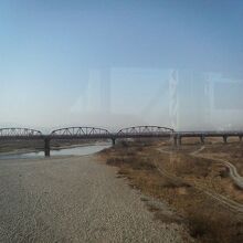 高岡駅近くを鉄道で渡ります。広い川幅で、先には大門大橋