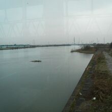 万葉線で海の近くを走ってると庄川口駅近くで川を渡ります