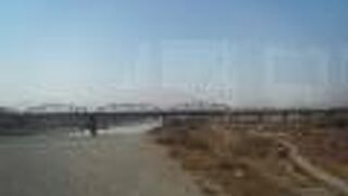 高岡周辺では車窓に穏やかな川の風景を見せてくれます