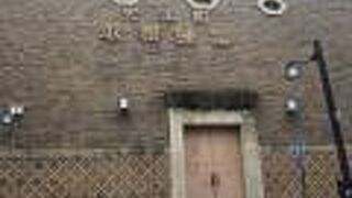 レトロな外観の建物