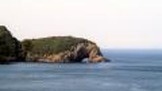 大きな海蝕洞がみえました。