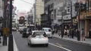 三条大橋から近い場所は賑やか