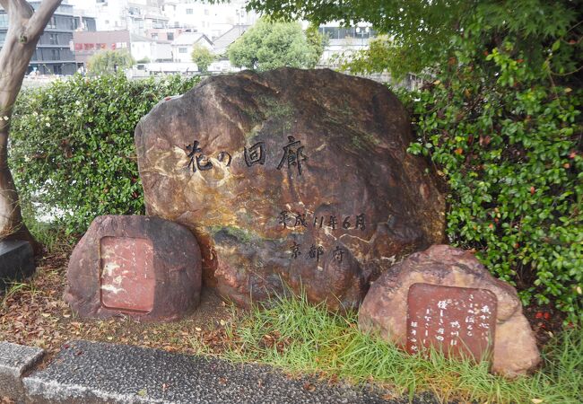 鴨川沿いの遊歩道など