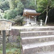 弥山登山道途中にあるコンパクトできれいな神社