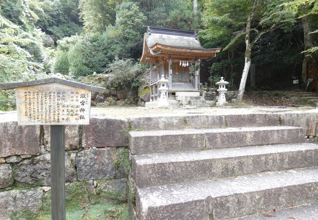 弥山登山道途中にあるコンパクトできれいな神社