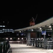東岡崎駅東口から続くデッキ上に立地の像