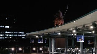 東岡崎駅東口から続くデッキ上に立地の像