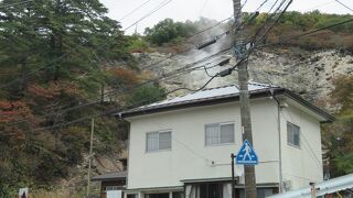 昔の爆裂火口は今も噴煙を出して硫黄の臭い