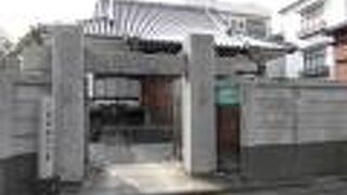 静かにひっそりと建てられている感じのお寺