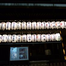 向かって右側の端に