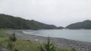 黒い砂浜なので海水浴場としては見栄えが・・・。