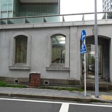 神奈川芸術劇場近くに建っています