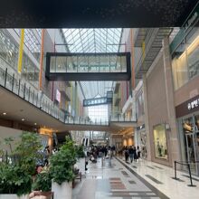 モール内