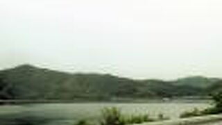 養殖筏がいくつも浮んでいました。