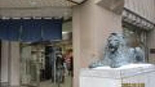 暖簾とライオンの像