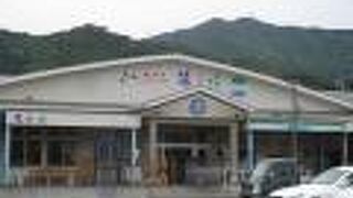 大きな牡蠣小屋がありました。