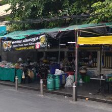 店名はわからないですが、この緑のテントが目印です