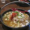 ラーメンは鉄鍋で出てきます