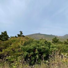 薬師岳から一番左に見えるトンガリが安達太良山山頂