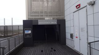 お巡りさんが、ガリバーズデッキに行く階段を登って行きました。