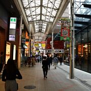 その名の通り、梅田駅の東にある商店街