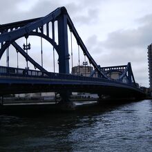 隅田川にブルーの橋が映え、美しいです。