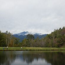 乗鞍岳の見える池では釣りも楽しめます