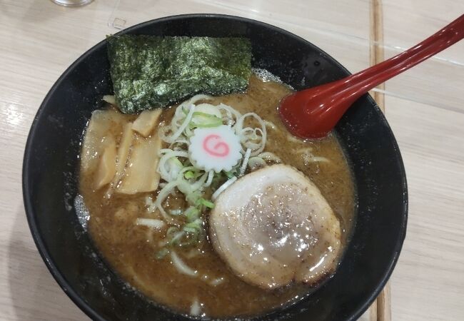 駅ナカの人気チェーンでラーメン