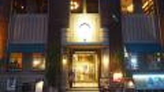 夜に見ても美しいビル