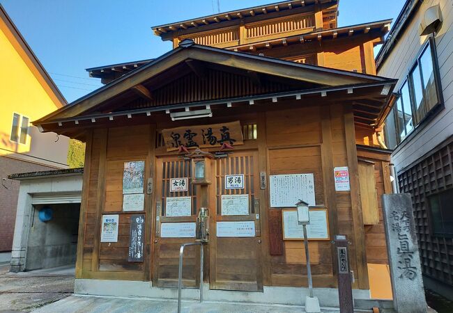 源泉かけ流しで湯の華たくさん！